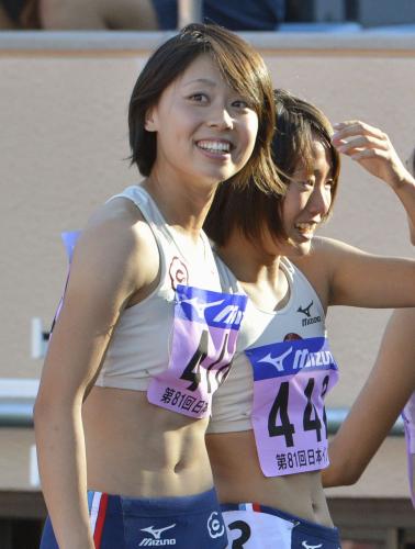 女子４００メートルリレーで優勝し、チームメイトと笑顔の中京大アンカー市川華菜（左）
