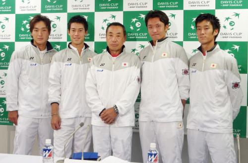 記者会見した男子テニスの（左から）添田豪、錦織圭、坂井利郎監督、伊藤竜馬、杉田祐一