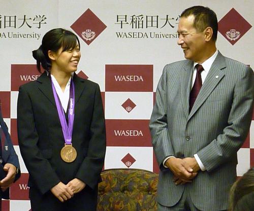 早大の鎌田薫総長（右）にメダル獲得を報告する競泳の星奈津美