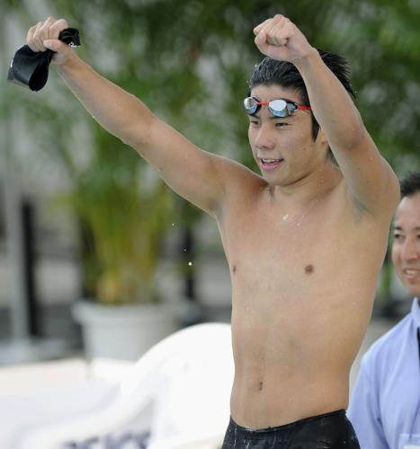 少年男子Ａ２００メートル平泳ぎを２分７秒０１の世界新で制し、ガッツポーズする山口