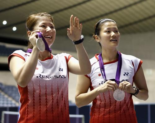 観客にロンドン五輪の銀メダル獲得を報告する、バドミントン女子ダブルスの藤井（左）、垣岩組