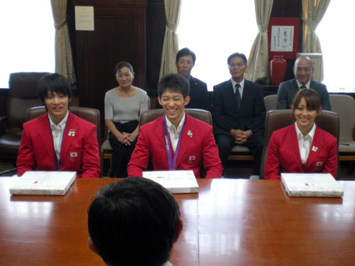 和歌山県庁を訪れた体操の（右から）田中理恵、和仁、佑典の３きょうだい