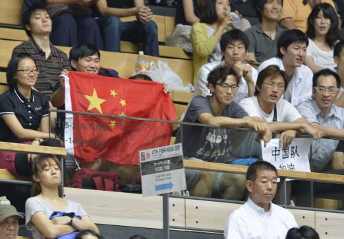 バスケットボール男子のアジア・カップ準々決勝の日中戦で、中国旗を掲げ応援する人たち