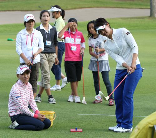 地元の子ども達とスナッグゴルフを楽しむ森田理香子（右）。左は横峯さくら