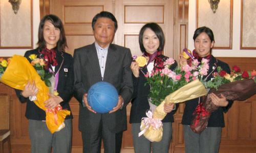 小川洋福岡県知事に金メダル獲得を報告した（左から）小宮正江、浦田理恵、安達阿記子の３選手
