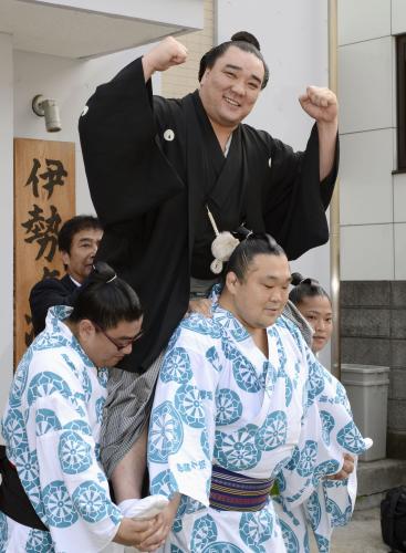 横綱昇進の伝達式を終え、若手力士に担がれポーズをとる日馬富士