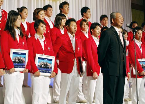日本水連のロンドン五輪祝賀会に出席した北島康介（左から３人目）