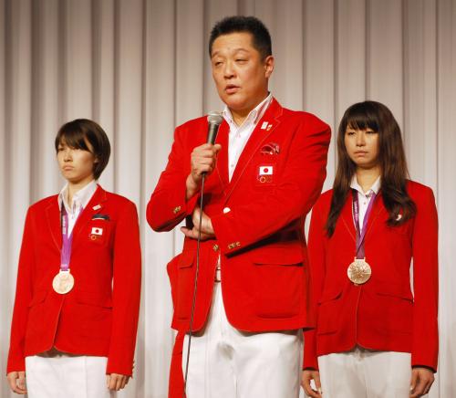 日本バレーボール協会のロンドン五輪祝勝会であいさつする女子日本代表の真鍋政義監督（中央）