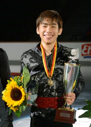 男子で優勝し表彰式で笑顔を見せる織田信成