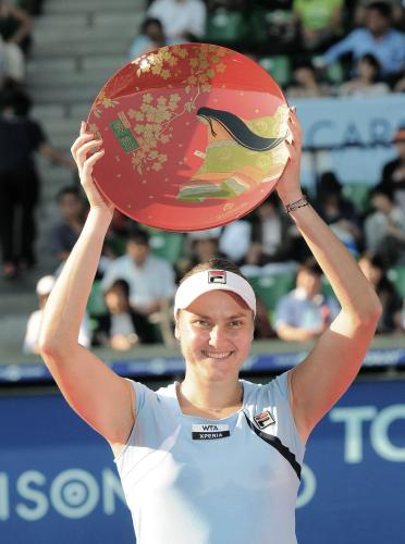 シングルスで優勝したロシアのナディア・ペトロワ