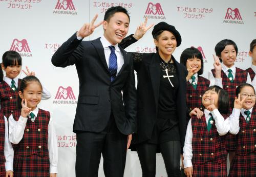 「エンゼルのつばさプロジェクト」記者発表会に登場した太田雄貴選手（中央左）とＡＩ（同右）