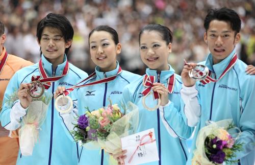 優勝を決めメダルを手に笑顔の左から小塚、浅田、鈴木、高橋