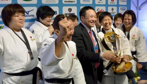 中国を破って優勝を決め、喜びの表情を見せる日本女子の園田隆二監督（中央）、田知本愛（左端）ら