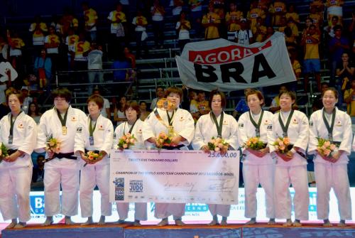 中国を破って優勝を果たし、表彰される日本女子チーム