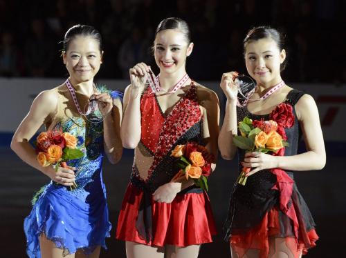 表彰式でメダルを手に笑顔を見せる（左から）２位の鈴木明子、優勝したケイトリン・オズモンド、３位の村上佳菜子