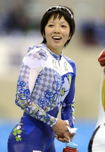 女子１０００メートルで４連覇を果たし、スタンドの声援に笑顔を見せる小平奈緒