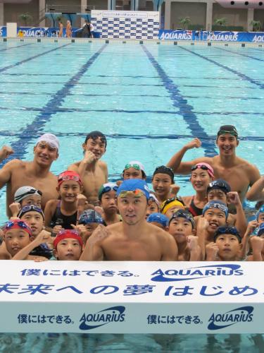 北島（手前中央）が１日教師を務める水泳教室に（後方左から）松田、入江、藤井らも参加