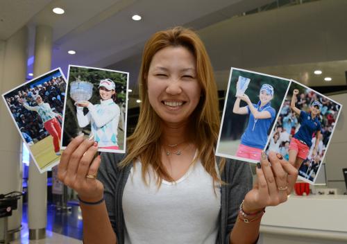 中部国際空港に到着した上田桃子は、２００７年、２０１１年時の優勝時の写真を手に、笑顔を見せ、今大会への活躍を誓う