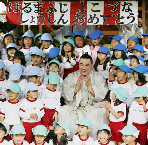 大相撲九州場所新番付発表の記者会見を終え、幼稚園児と記念写真に納まる新横綱の日馬富士