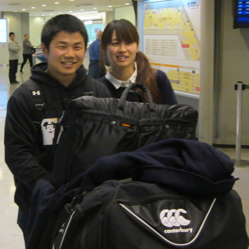 智美夫人とニュージーランドから帰国したラグビーの田中史朗