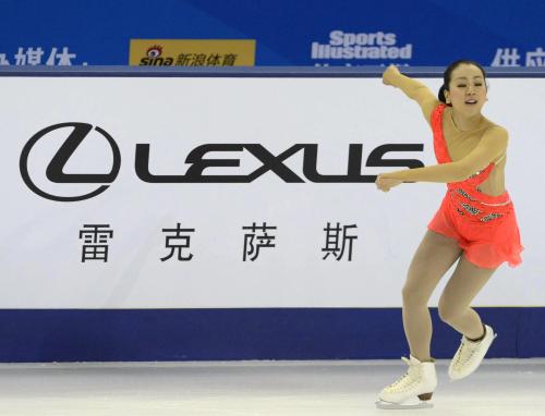 フィギュアスケートのグランプリシリーズ中国杯で、リンクに設置されたレクサスの広告を横目に練習する浅田真央