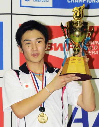 男子シングルスで優勝しトロフィーを掲げる桃田賢斗