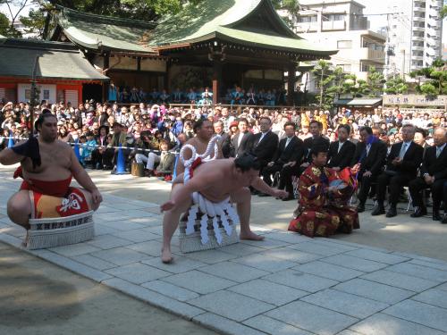 福岡の住吉神社で横綱土俵入りした白鵬（中央）左から太刀持ちの魁聖、露払いの旭天鵬。右は木村庄之助