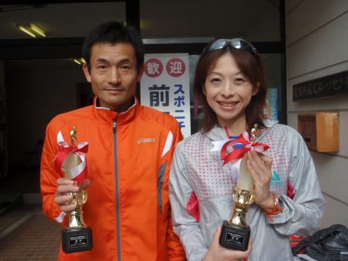 スポニチ奥州前沢マラソン男子３０キロ総合優勝の新号（左）と同女子総合優勝の山田