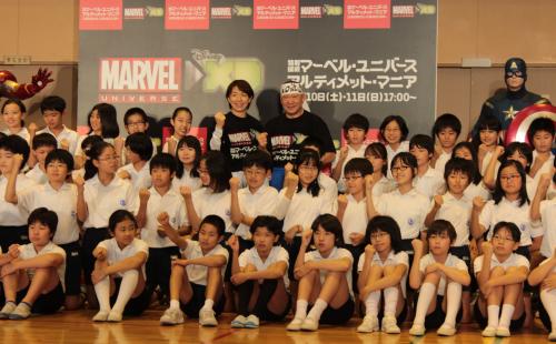 「マーベル・ユニバース　アルティメット・マニア」ＰＲイベントで、児童たちと記念撮影を行う浜口京子（左）とアニマル浜口