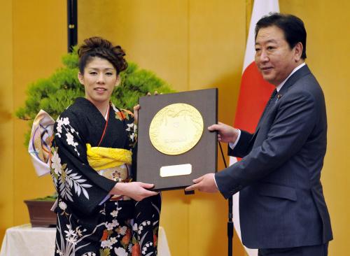 国民栄誉賞を授与され、野田首相から記念の盾を受け取るレスリング女子の吉田沙保里