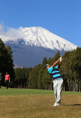 ６番、富士山を背に第２打を放つ松山英樹
