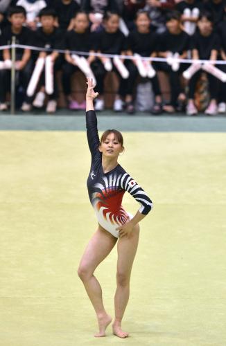 体操のロンドン五輪報告演技会で、床運動の演技をする田中理恵