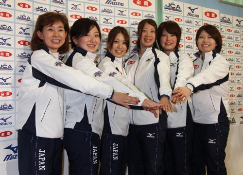 ポーズをとる（左から）長岡コーチ、藤沢、市川、清水、松村、佐藤