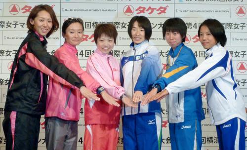 記者会見でポーズをとる（左から）那須川瑞穂、松岡範子、中里麗美、赤羽有紀子、伊藤舞、早川英里