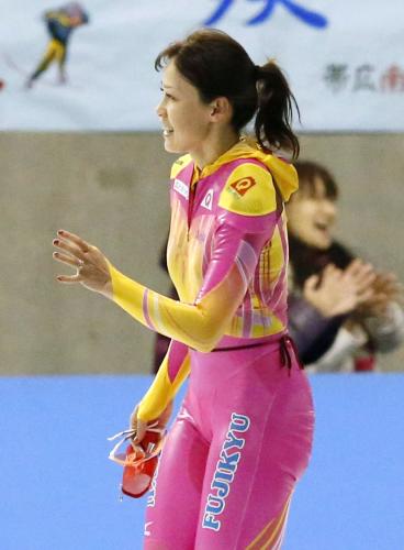 女子５００メートルで優勝し、観客に手を振る岡崎朋美