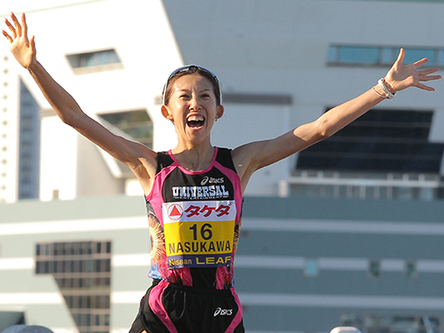 横浜国際女子マラソン日本人最高の２位でゴールする那須川瑞穂