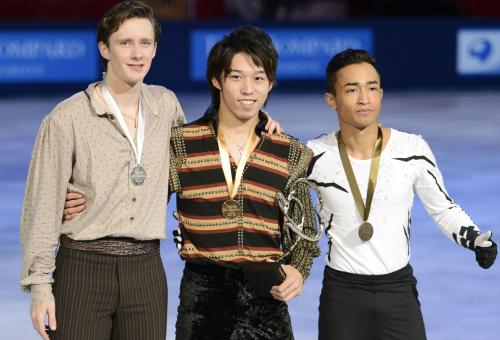 フィギュアスケートのグランプリシリーズ、フランス杯で優勝し、笑顔を見せる無良崇人（中央）
