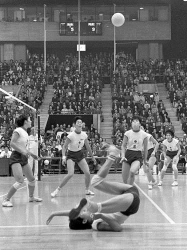 東京五輪バレーボール女子決勝でソ連を破った日本チーム＝１９６４年10月、駒沢屋内球技場