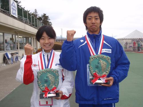 第２５回大田原マラソンのフルマラソンを制した男子の松尾良一（右）と女子の津崎紀久代