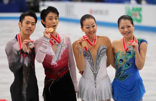 表彰式を終え報道陣にメダルを見せる左から高橋大輔、羽生結弦、浅田真央、鈴木明子