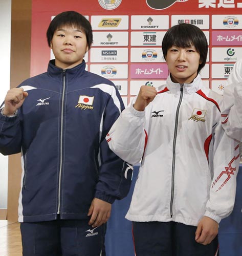 柔道のグランドスラム東京大会の組み合わせ抽選を終え、ポーズをとる山本杏（左）と浅見八瑠奈