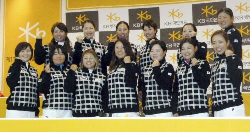 意気込む茂木（前列左端）、横峯（同右から２人目）ら日本選手