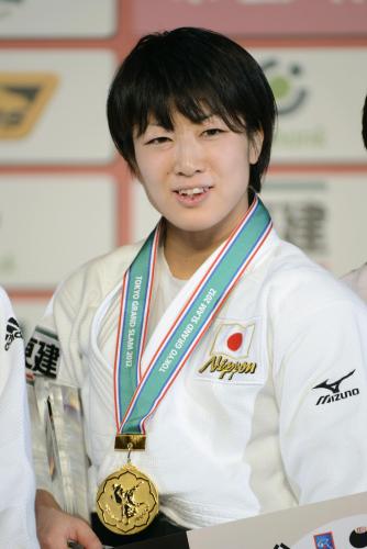 女子48キロ級で優勝し、表彰台で笑顔の浅見八瑠奈