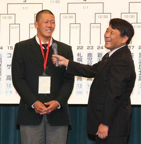選手宣誓をすることになった常翔学園・山田主将（左）は壇上で笑顔を見せる