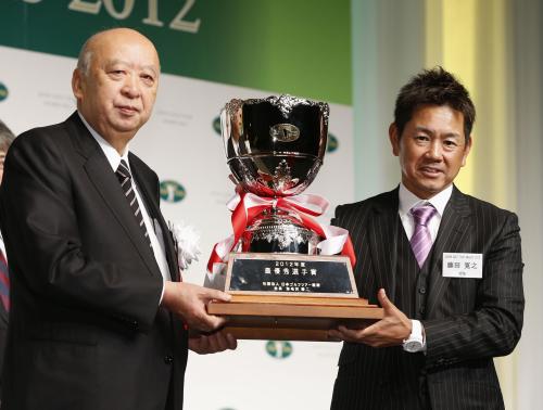 日本ゴルフツアー機構の国内男子ツアーの表彰選手発表で、最優秀選手賞を受賞した藤田寛之。左は海老沢勝二会長
