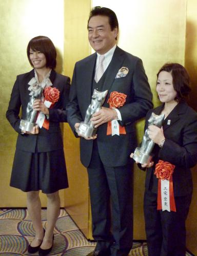 ゆうもあ大賞を受賞した（左から）柔道の松本薫、俳優の高橋英樹、重量挙げの三宅宏実