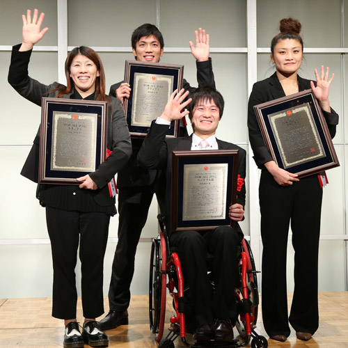 ＜ＦＯＲ　ＡＬＬ　２０１２表彰式＞盾を手に笑顔を見せる受賞者。（左から）吉田、村田、国枝、伊調