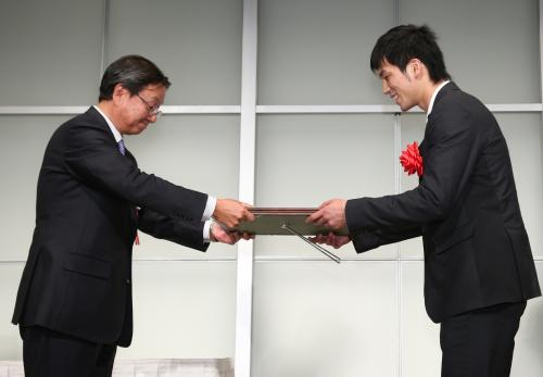 ＜ＦＯＲ　ＡＬＬ　２０１２表彰式＞スポーツニッポン新聞社・森戸社長から盾を贈られる村田