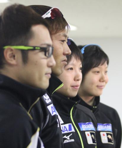 記者会見で写真撮影に応じる日本代表選手。左から加藤、長島、小平、高木