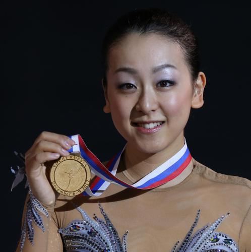 「Ｓｏｃｈｉ　Ｒｕｓｓｉａ」と刻印された金メダルを手に笑顔の浅田